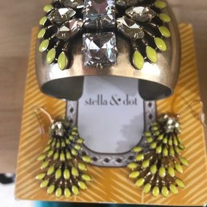 Stella & Dot Gold Bracelet with matching earrings